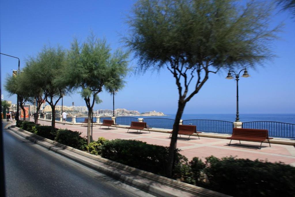 Modern 2 Bedroom Maisonette In Central Sliema Esterno foto
